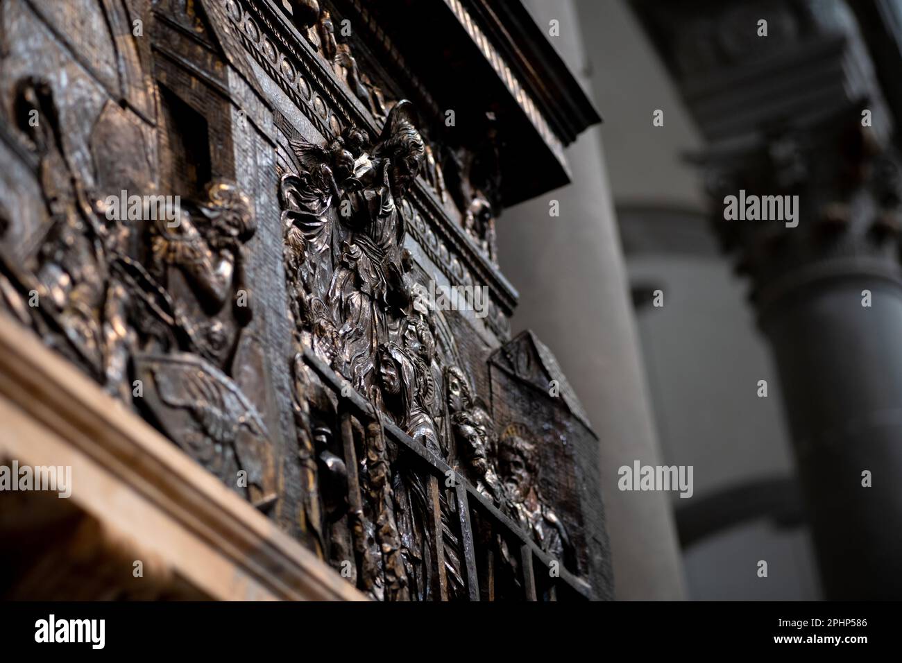 Il pulpito della Resurrezione iniziato da Donatello, una delle sue ultime opere, nella chiesa di San Lorenzo, a Firenze Foto Stock