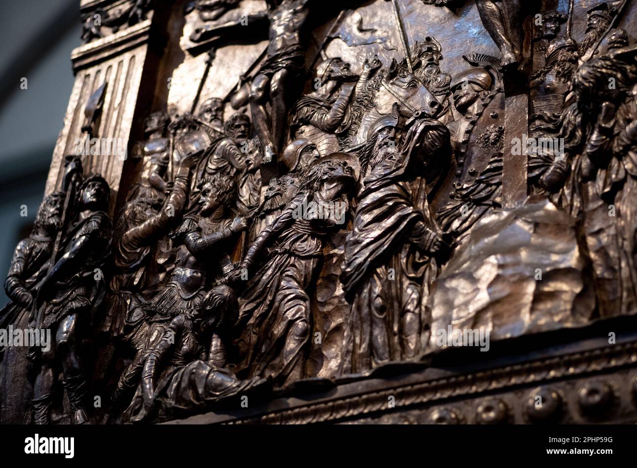 Il pulpito della Passione iniziato da Donatello, una delle sue ultime opere, nella chiesa di San Lorenzo, a Firenze Foto Stock