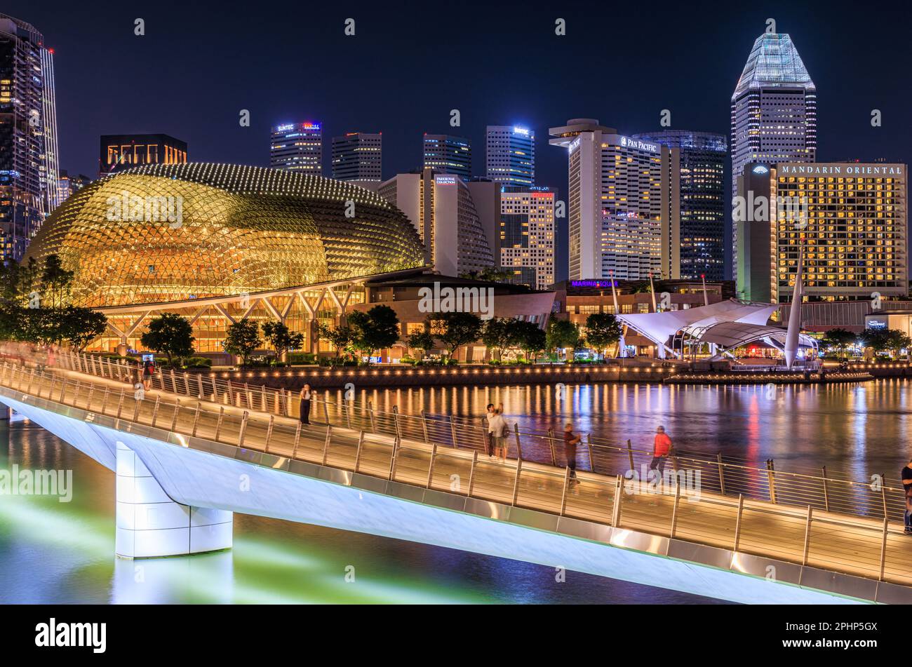 Jubilee Bridge e Concert Hall di notte, Singapore Foto Stock