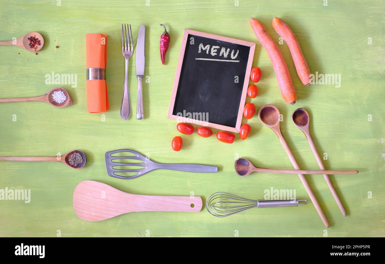 Cibo, ingredienti, utensili da cucina, emoty lavagna nera per il menu, piatto, spazio copia Foto Stock