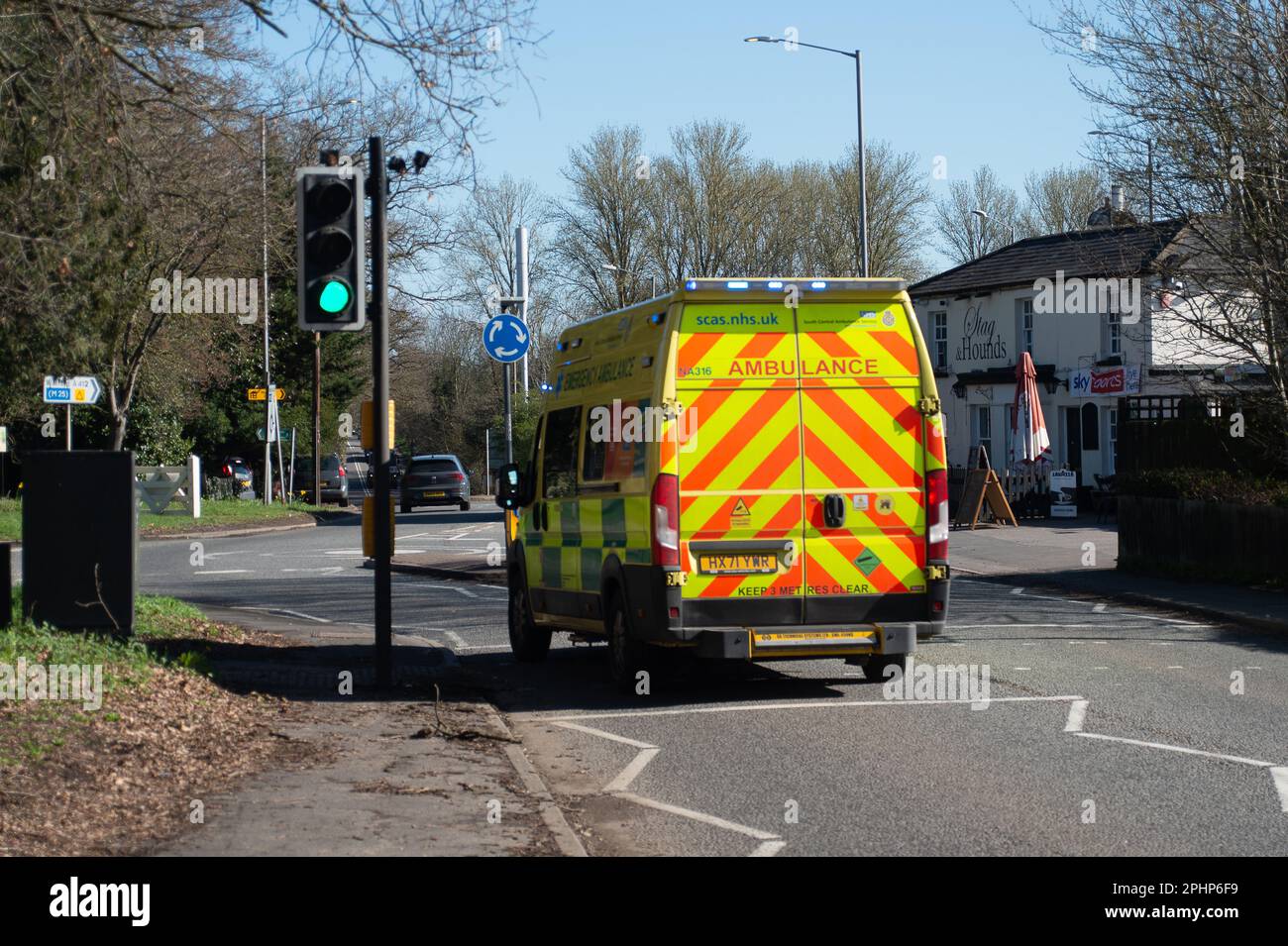 Iver Heath, Regno Unito. 27th marzo, 2023. Un'ambulanza di emergenza a Iver Heath, Buckinghamshire. I medici junior hanno annunciato che saranno nuovamente in sciopero dal 11th aprile 2023 al 15th aprile 2023 in una disputa in corso sulle condizioni salariali e di lavoro che dovrebbe mettere più sotto pressione i reparti A&e impegnati. Molti pazienti stanno lottando per ottenere gli appuntamenti dei medici e così stanno andando a&e invece. Credito: Maureen McLean/Alamy Foto Stock