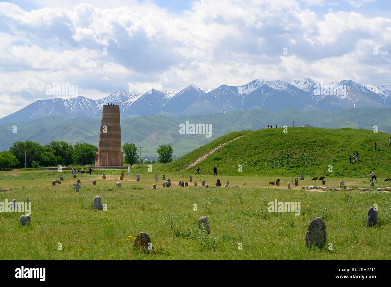 Antico insediamento di Burana con sculture in pietra di 6-10 secoli di turchi nomadi e Torre di Burana - un minareto dei secoli 9-11 ai piedi di t Foto Stock