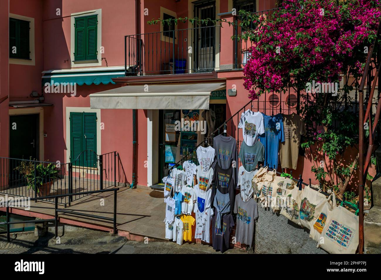 Manarola, Italia - 01 giugno 2022: Magliette ricordo delle cinque Terre in mostra presso un negozio di souvenir in una casa colorata nel centro storico sul Mar Mediterraneo Foto Stock
