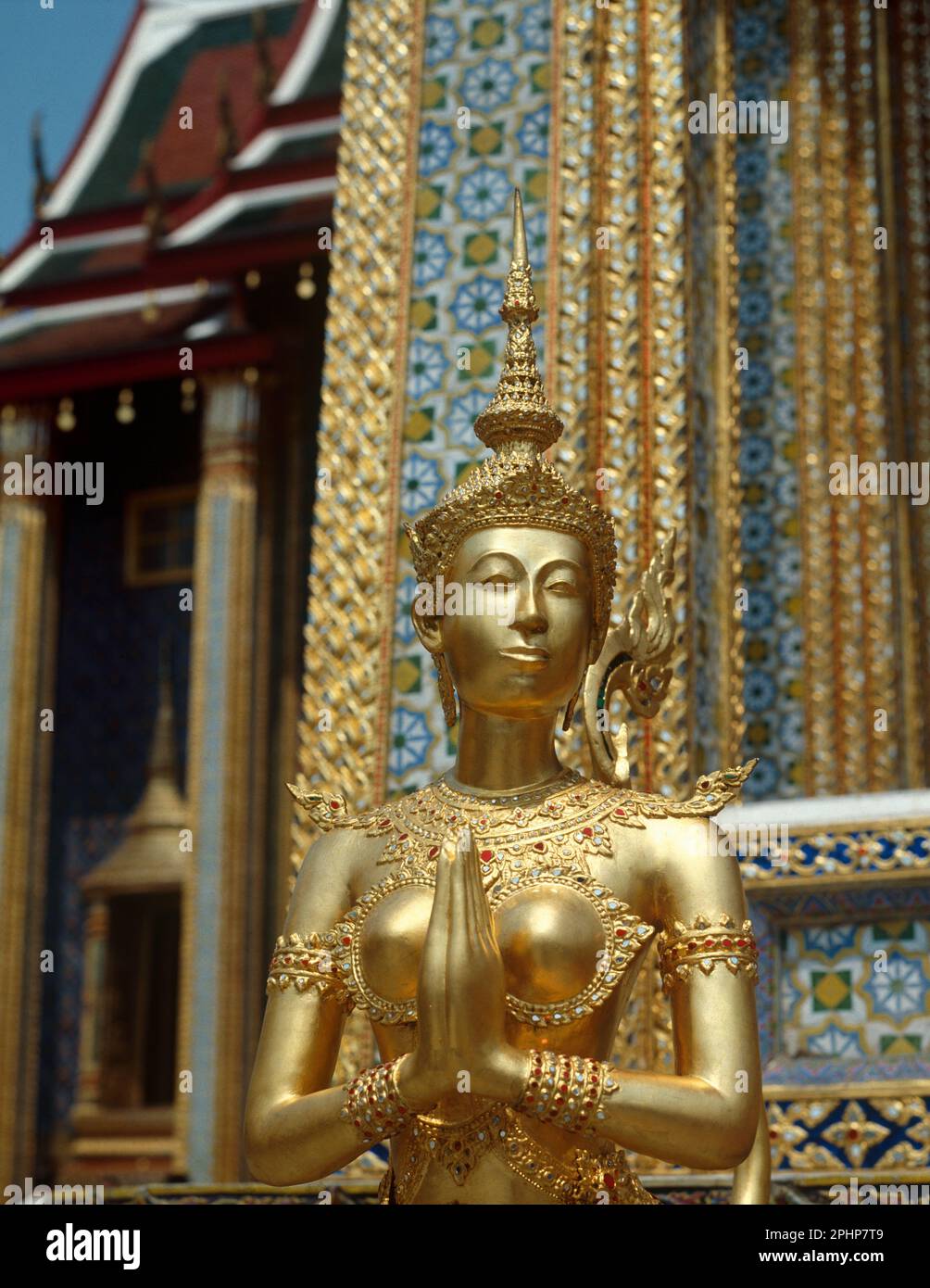Thailandia. Bangkok. Grand Palace. Figura di Kinnari d'oro. Foto Stock