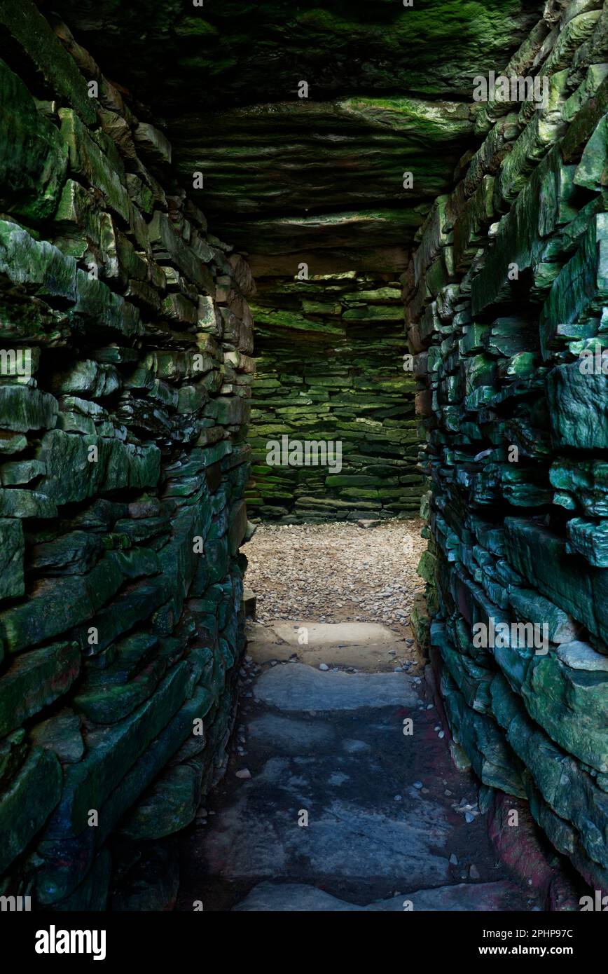 Entrata del corridoio all'interno di Unstan Cairn, Isole Orcadi Foto Stock