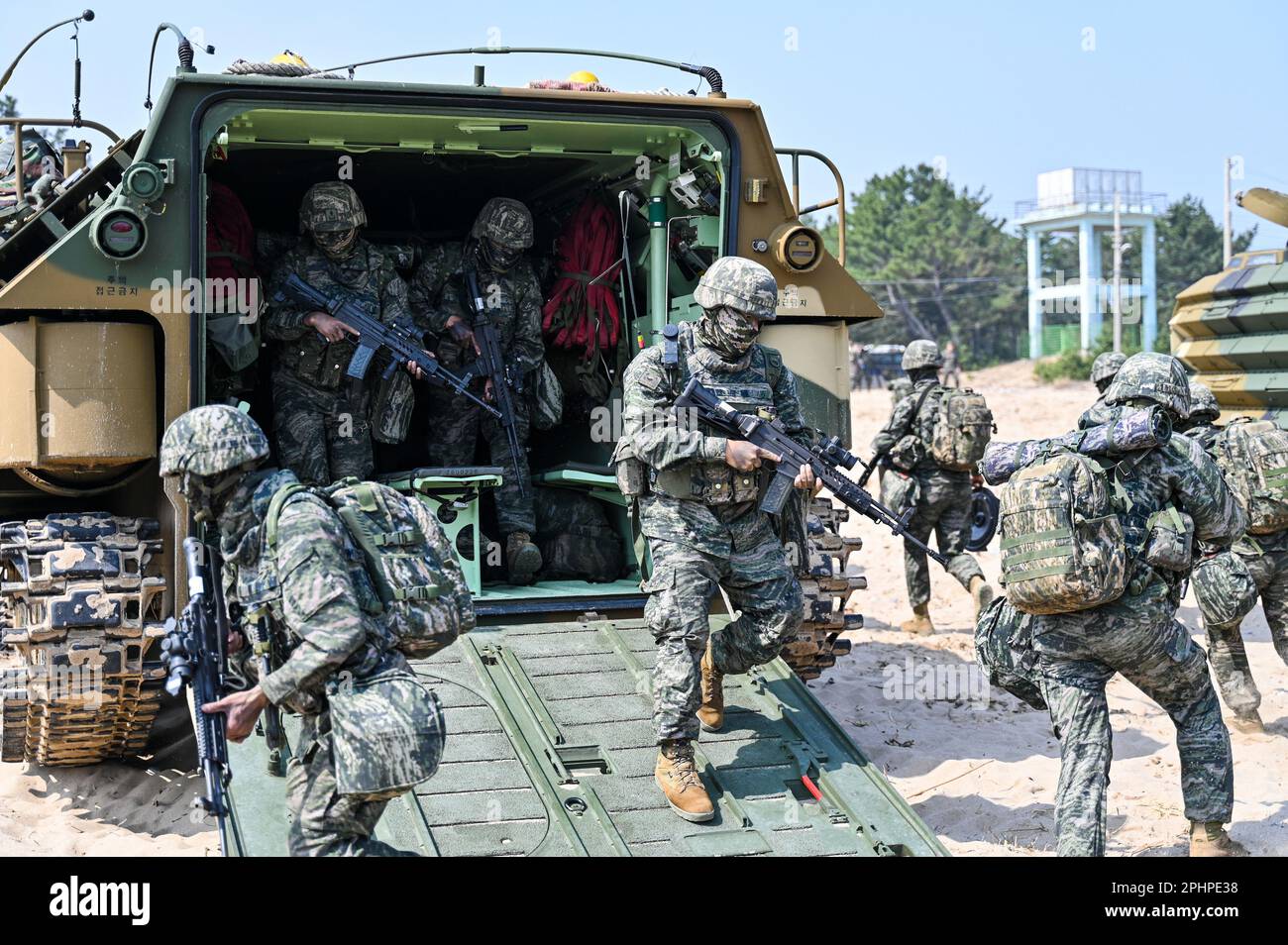 Pohang, Corea del Sud. 29th Mar, 2023. I marines sudcoreani temporano la spiaggia in una perforatrice di atterraggio a Pohang, Corea del Sud, il 29 marzo 2023. Gli Stati Uniti e la Corea del Sud stanno esercitando per la prima volta in cinque anni l’assalto anfibio di Ssangyong in mezzo a una crescente minaccia della Corea del Nord. Foto di Thomas Maresca/UPI Credit: UPI/Alamy Live News Foto Stock