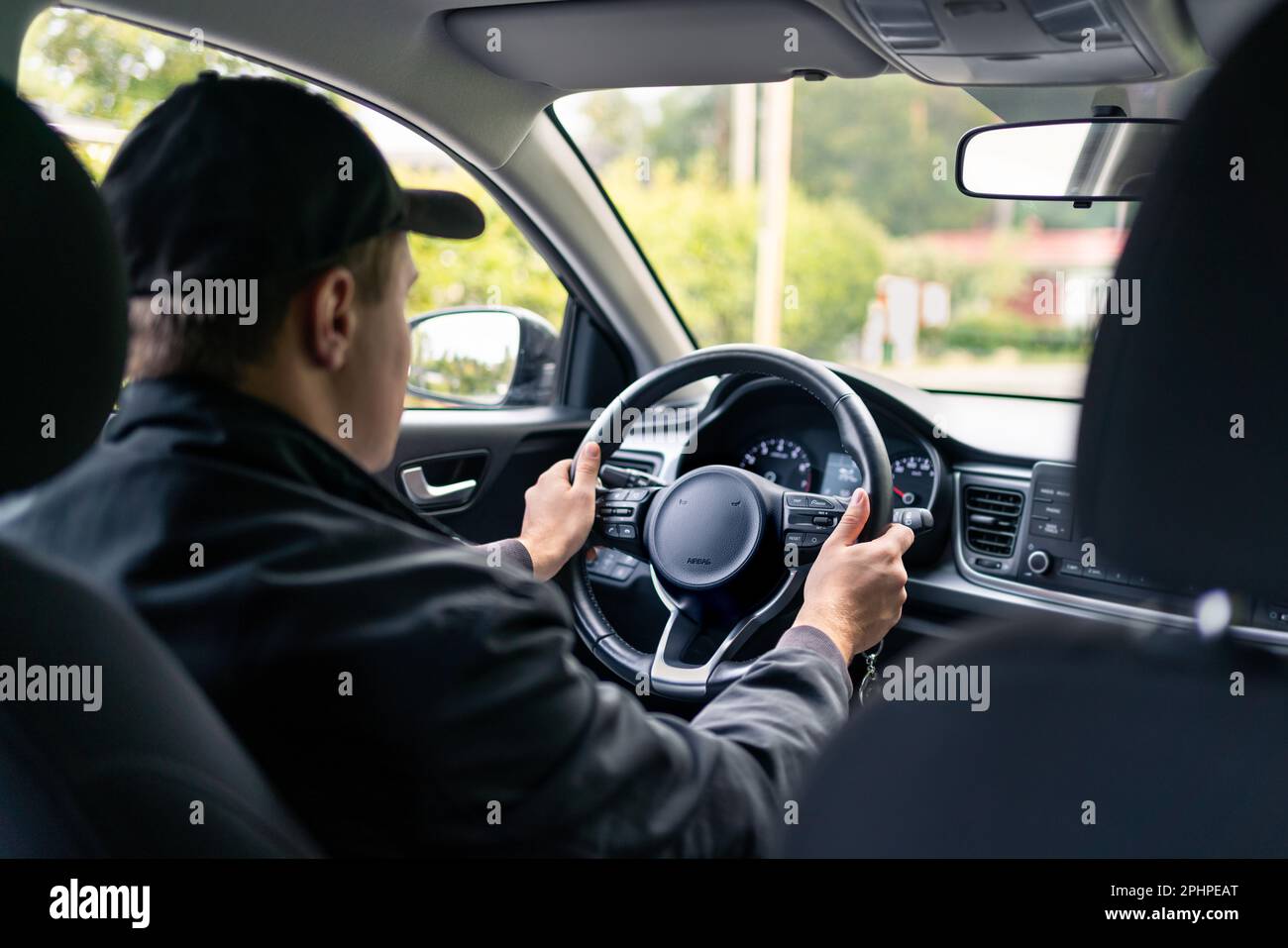 Auto alla guida. Tassista o professionista di consegna. Acquirente o proprietario di un nuovo veicolo in un viaggio di prova in estate. Concessionario o cliente commerciale di noleggio. Foto Stock