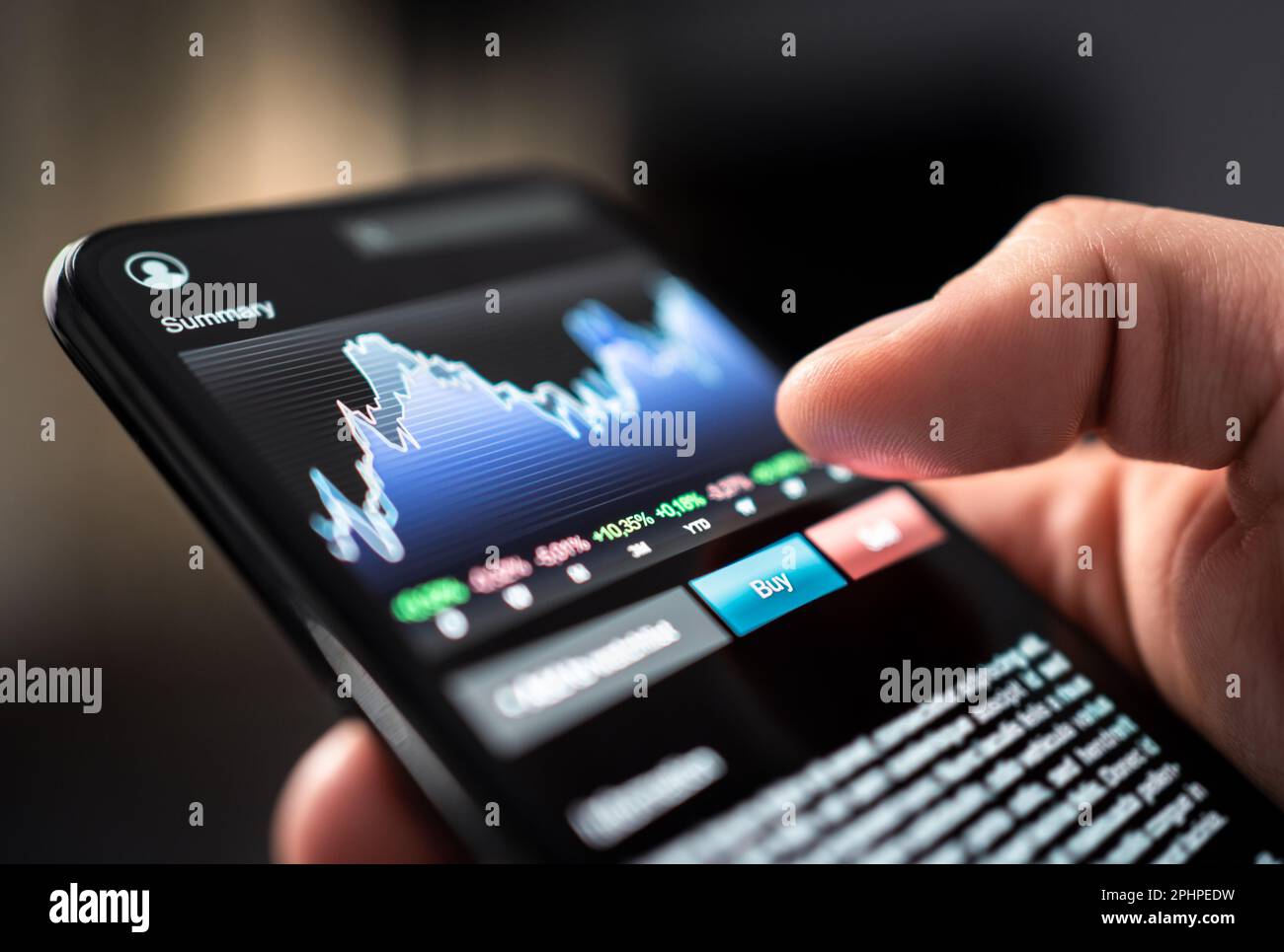 Commercio di borsa con il telefono. Grafico e grafico dell'analisi finanziaria in valuta crittografica, forex, fondo indice o app mobile etf. Broker di mercato. Foto Stock