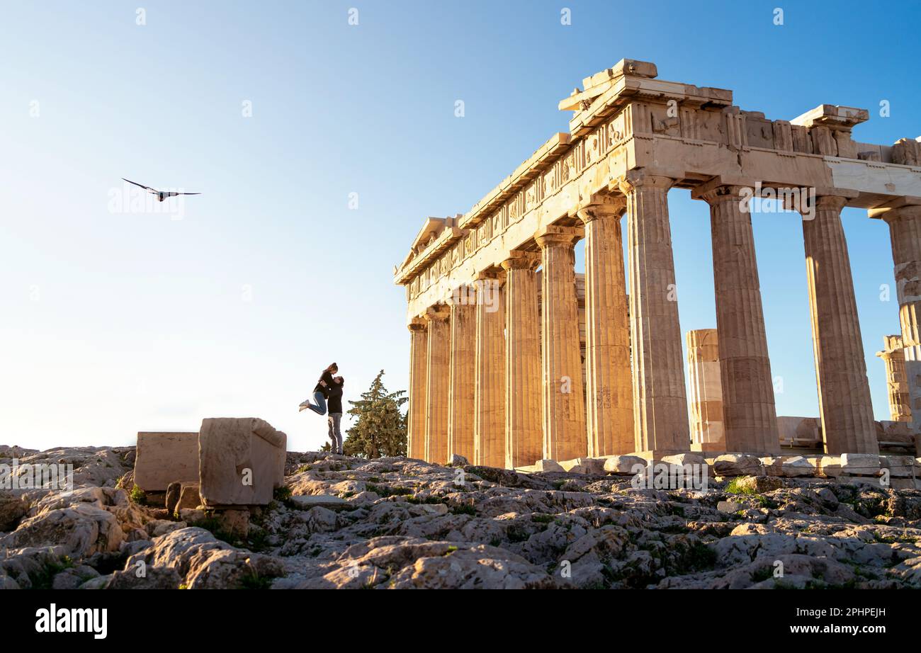 Grecia, Atene. Coppia turistica all'Acropoli. Due persone alle rovine del Partenone. Viaggi e turismo. Donna e uomo in data romantica, vacanza in città. Foto Stock