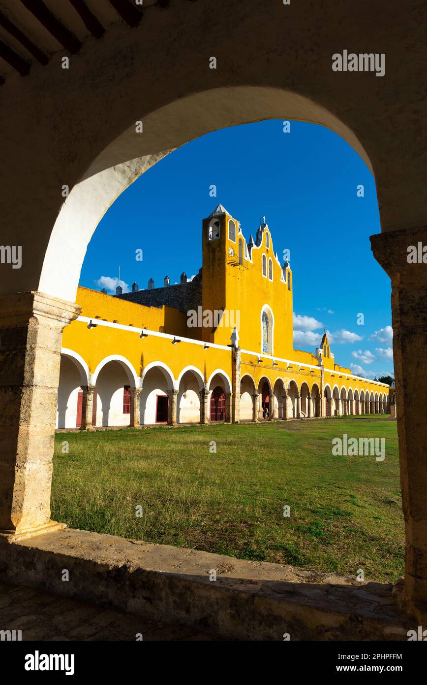 Facciata del convento di San Antonio de Padova al tramonto, Izamal, Yucatan, Messico. Foto Stock