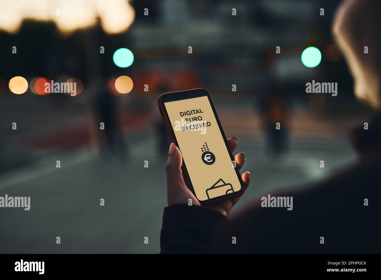 Trasferimento digitale in euro. Denaro digitale innovativo. Economia globale. Valuta Crypto. Online banking. Persona che trasferisce denaro online utilizzando le applicazioni Foto Stock