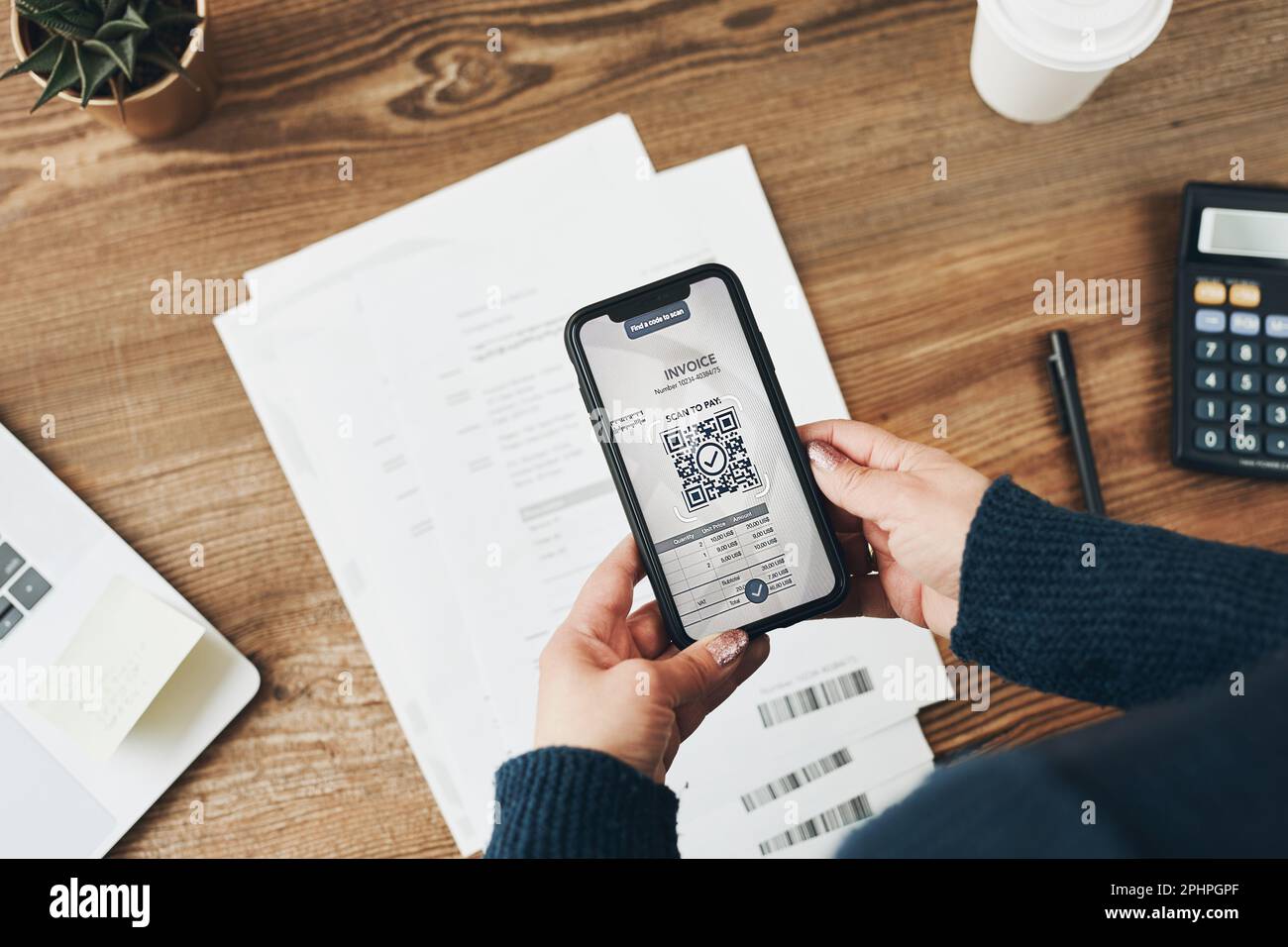 Donna che paga la fattura scansiona il codice QR da un documento utilizzando un sistema di pagamento rapido e sicuro e uno scanner QR per smartphone. Donna d'affari che paga le fatture usando expr Foto Stock