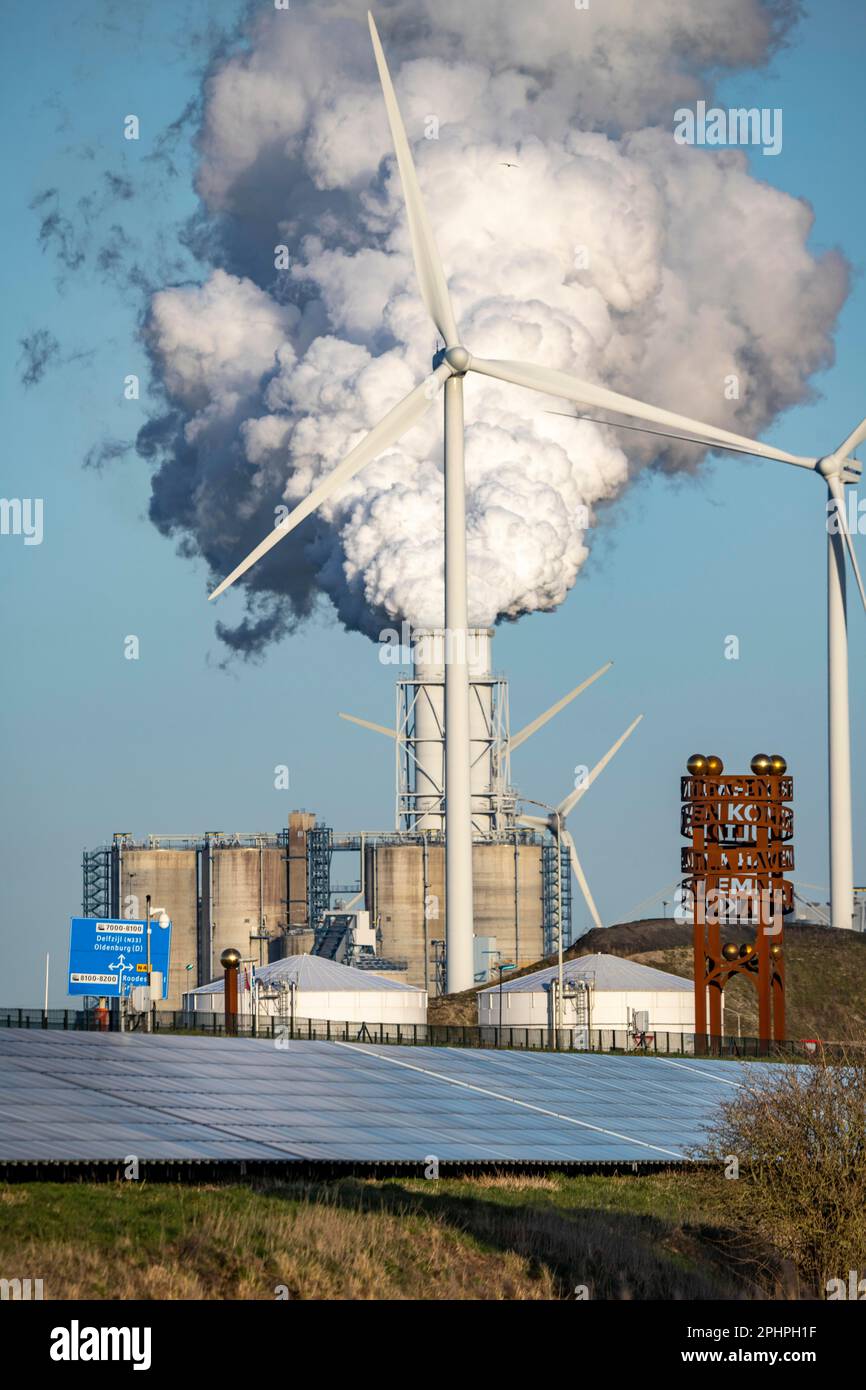 Parco solare sulla diga Slaperdijk vicino al progetto di test Eemshaven, 17.000 moduli solari sono stati installati su un buon 5 KM, i Paesi Bassi ha più di 22,00 Foto Stock