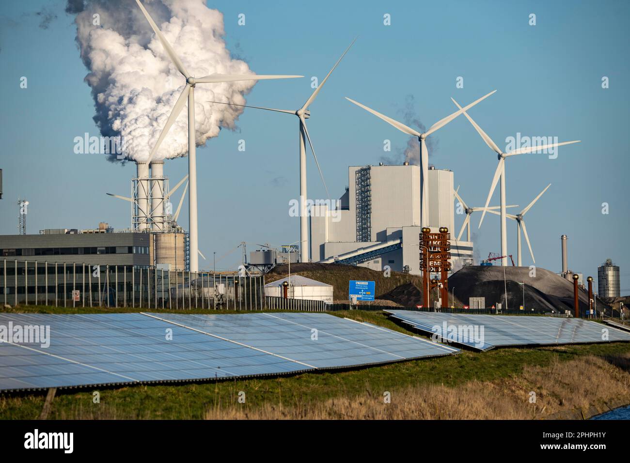 Parco solare sulla diga Slaperdijk vicino al progetto di test Eemshaven, 17.000 moduli solari sono stati installati su un buon 5 KM, i Paesi Bassi ha più di 22,00 Foto Stock