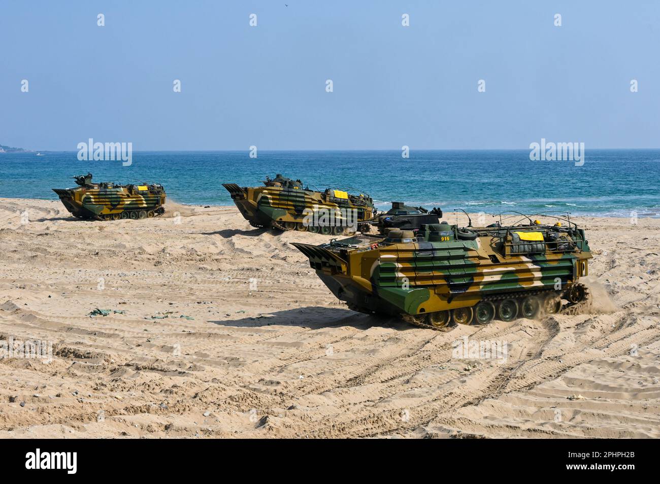 Pohang, Corea del Sud. 29th Mar, 2023. I veicoli d'assalto anfibi sudcoreani (KAAV) temporano la spiaggia in un'esercitazione di atterraggio a Pohang, Corea del Sud, il 29 marzo 2023. Gli Stati Uniti e la Corea del Sud stanno esercitando per la prima volta in cinque anni l’assalto anfibio di Ssangyong in mezzo a una crescente minaccia della Corea del Nord. Foto di Thomas Maresca/UPI Credit: UPI/Alamy Live News Foto Stock