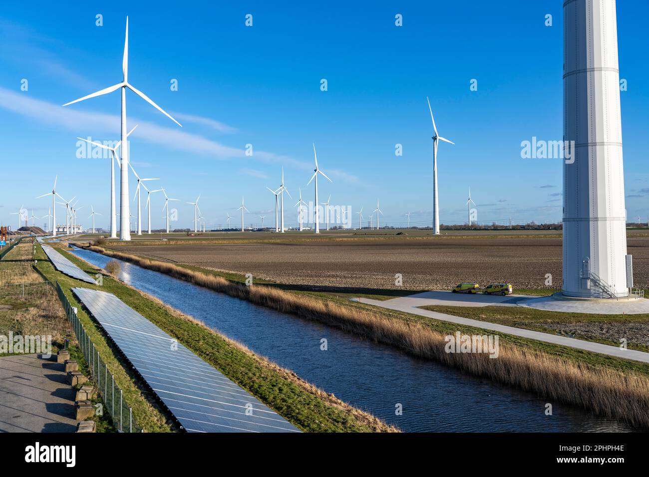 Parco solare sulla diga Slaperdijk vicino al progetto di test Eemshaven, 17.000 moduli solari sono stati installati su un buon 5 KM, i Paesi Bassi ha più di 22,00 Foto Stock