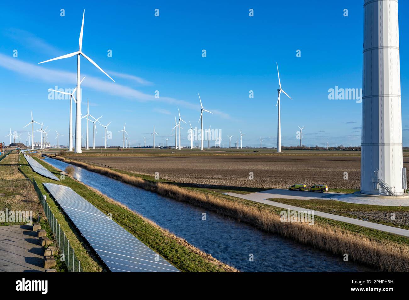 Parco solare sulla diga Slaperdijk vicino al progetto di test Eemshaven, 17.000 moduli solari sono stati installati su un buon 5 KM, i Paesi Bassi ha più di 22,00 Foto Stock