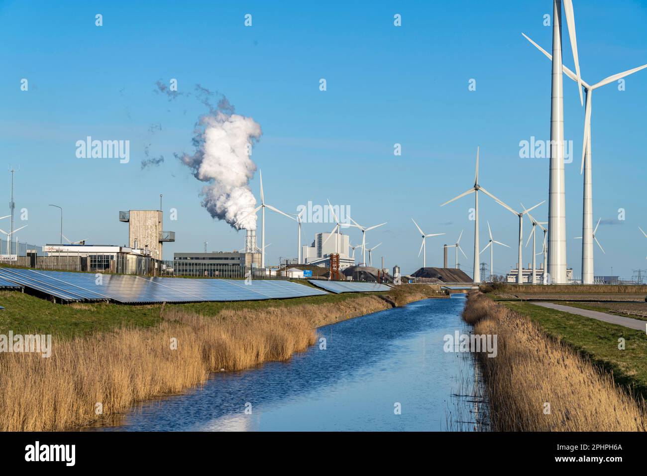 Parco solare sulla diga Slaperdijk vicino al progetto di test Eemshaven, 17.000 moduli solari sono stati installati su un buon 5 KM, i Paesi Bassi ha più di 22,00 Foto Stock