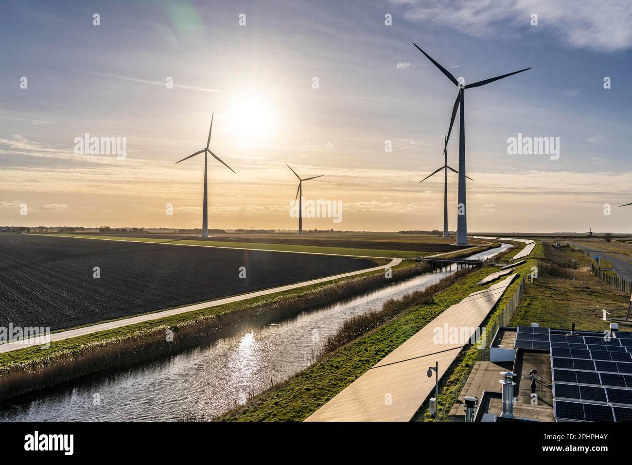 Parco solare sulla diga Slaperdijk vicino al progetto di test Eemshaven, 17.000 moduli solari sono stati installati su un buon 5 KM, i Paesi Bassi ha più di 22,00 Foto Stock