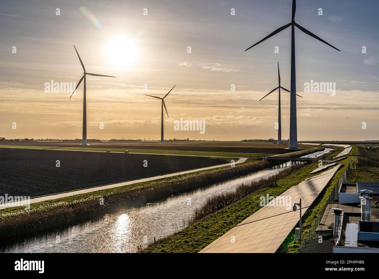 Parco solare sulla diga Slaperdijk vicino al progetto di test Eemshaven, 17.000 moduli solari sono stati installati su un buon 5 KM, i Paesi Bassi ha più di 22,00 Foto Stock