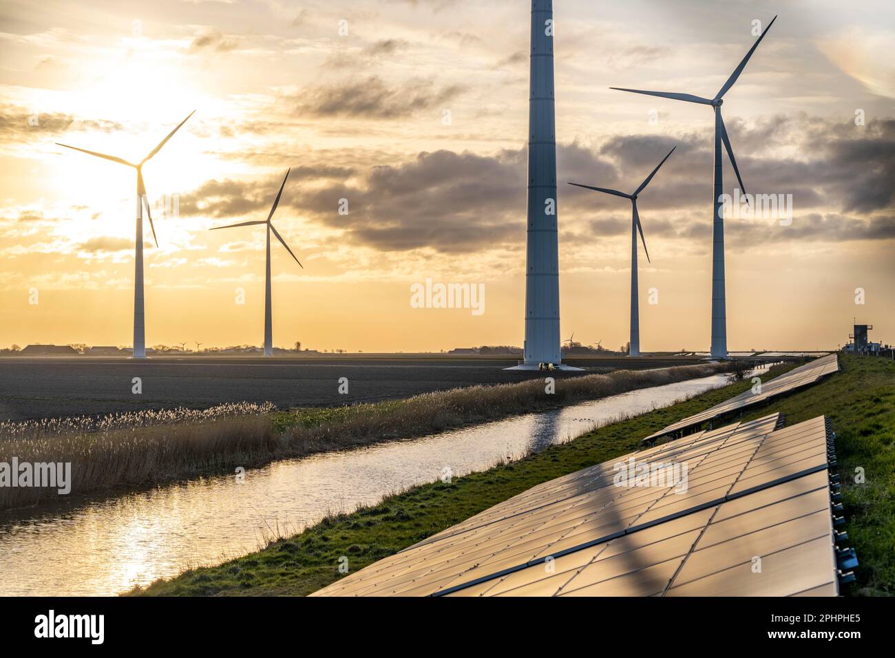 Parco solare sulla diga Slaperdijk vicino al progetto di test Eemshaven, 17.000 moduli solari sono stati installati su un buon 5 KM, i Paesi Bassi ha più di 22,00 Foto Stock