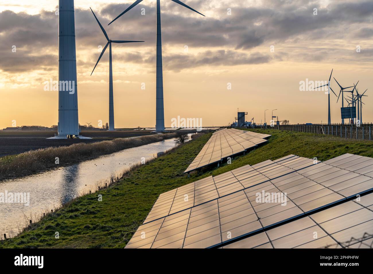 Parco solare sulla diga Slaperdijk vicino al progetto di test Eemshaven, 17.000 moduli solari sono stati installati su un buon 5 KM, i Paesi Bassi ha più di 22,00 Foto Stock
