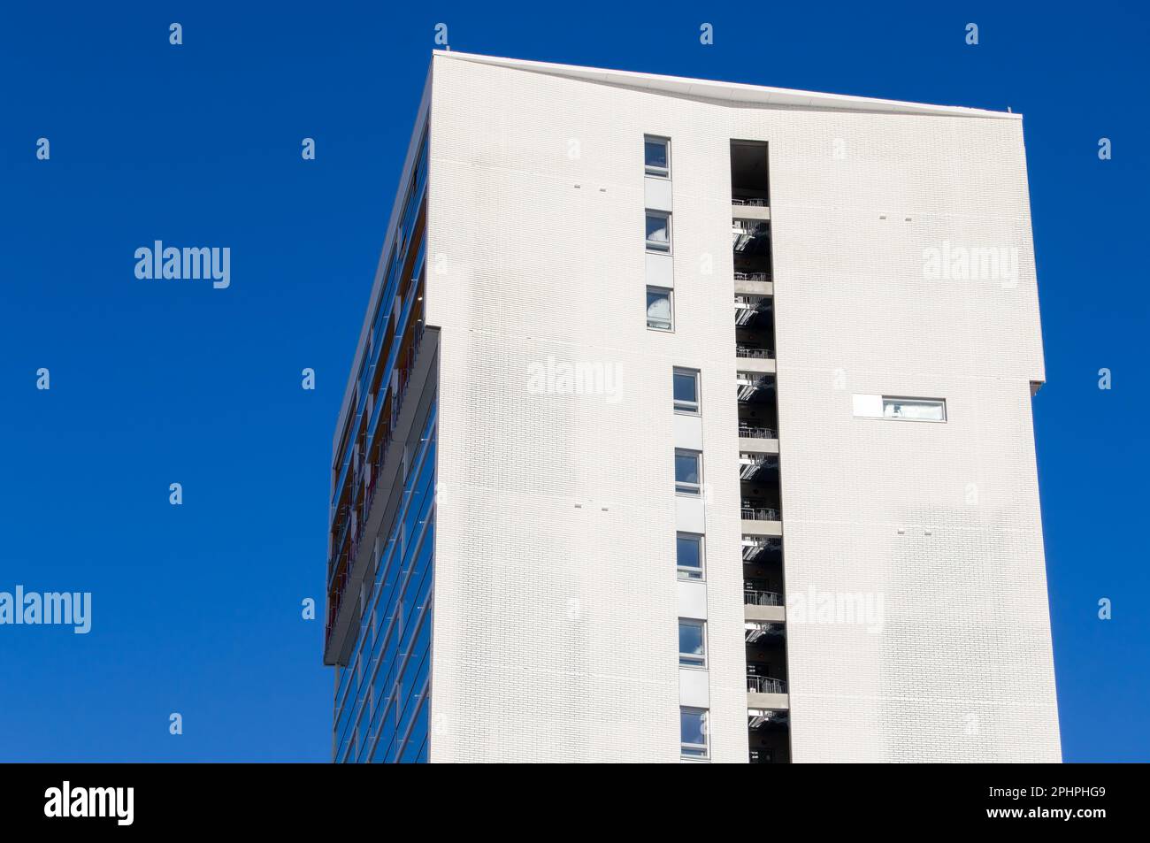 Edificio di appartamenti dall'architettura moderna. Esterno in mattoni bianchi. Edificio di stile moderno. Cielo blu chiaro sullo sfondo. Edificio unico. Foto Stock