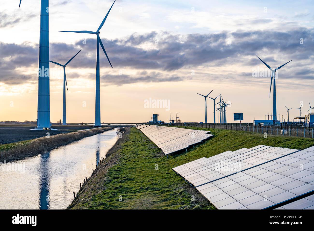 Parco solare sulla diga Slaperdijk vicino al progetto di test Eemshaven, 17.000 moduli solari sono stati installati su un buon 5 KM, i Paesi Bassi ha più di 22,00 Foto Stock