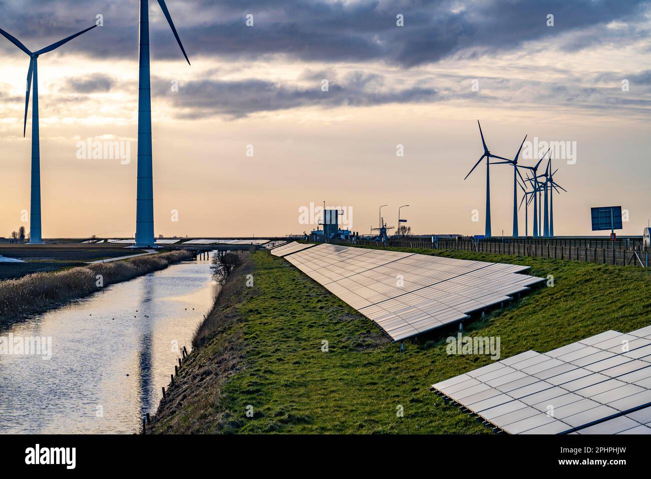 Parco solare sulla diga Slaperdijk vicino al progetto di test Eemshaven, 17.000 moduli solari sono stati installati su un buon 5 KM, i Paesi Bassi ha più di 22,00 Foto Stock