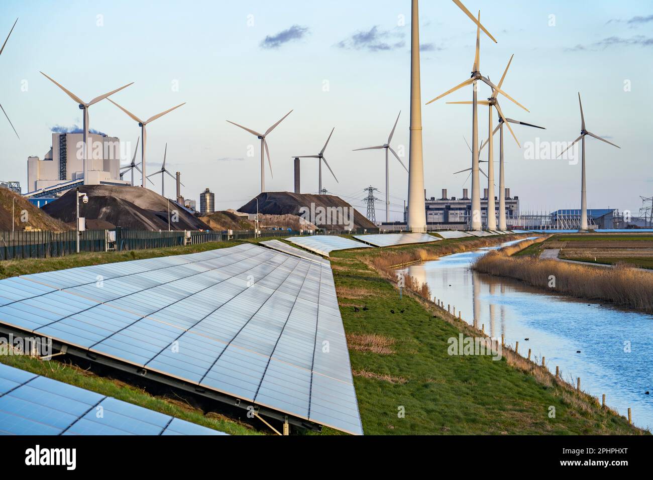 Parco solare sulla diga Slaperdijk vicino al progetto di test Eemshaven, 17.000 moduli solari sono stati installati su un buon 5 KM, i Paesi Bassi ha più di 22,00 Foto Stock