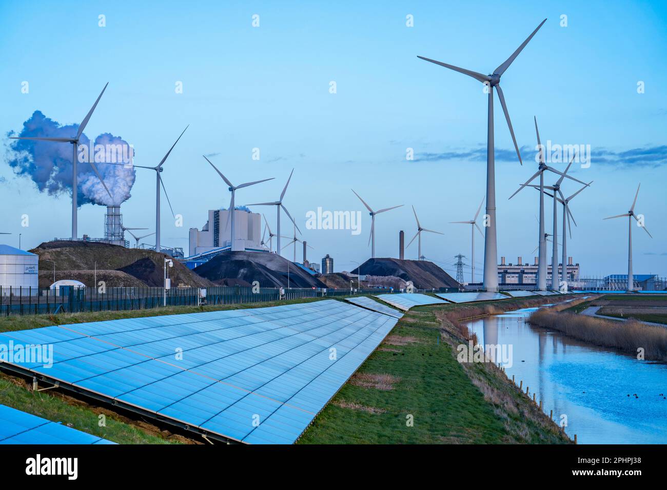 Parco solare sulla diga Slaperdijk vicino al progetto di test Eemshaven, 17.000 moduli solari sono stati installati su un buon 5 KM, i Paesi Bassi ha più di 22,00 Foto Stock
