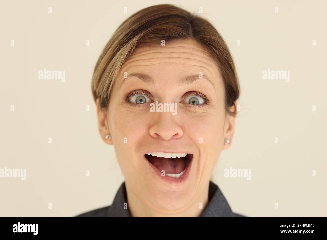 Donna con espressioni facciali attive, grida alla fotocamera Foto Stock