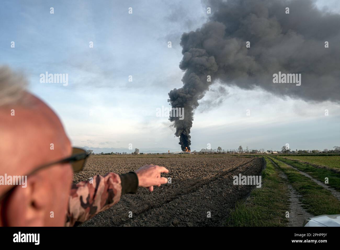 La pianta di solvente chimico brucia giù con una colonna nera di fumo tossico. Novara, Italia - Marzo 2023 Foto Stock