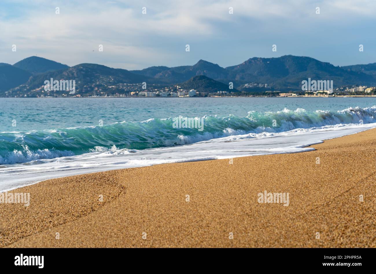 Onde del mare su Sandy Beach Texture sfondo, acqua dell'oceano trasparente, cielo blu, Golden Sunny Shore modello, Summer Mockup con Copy Space Foto Stock