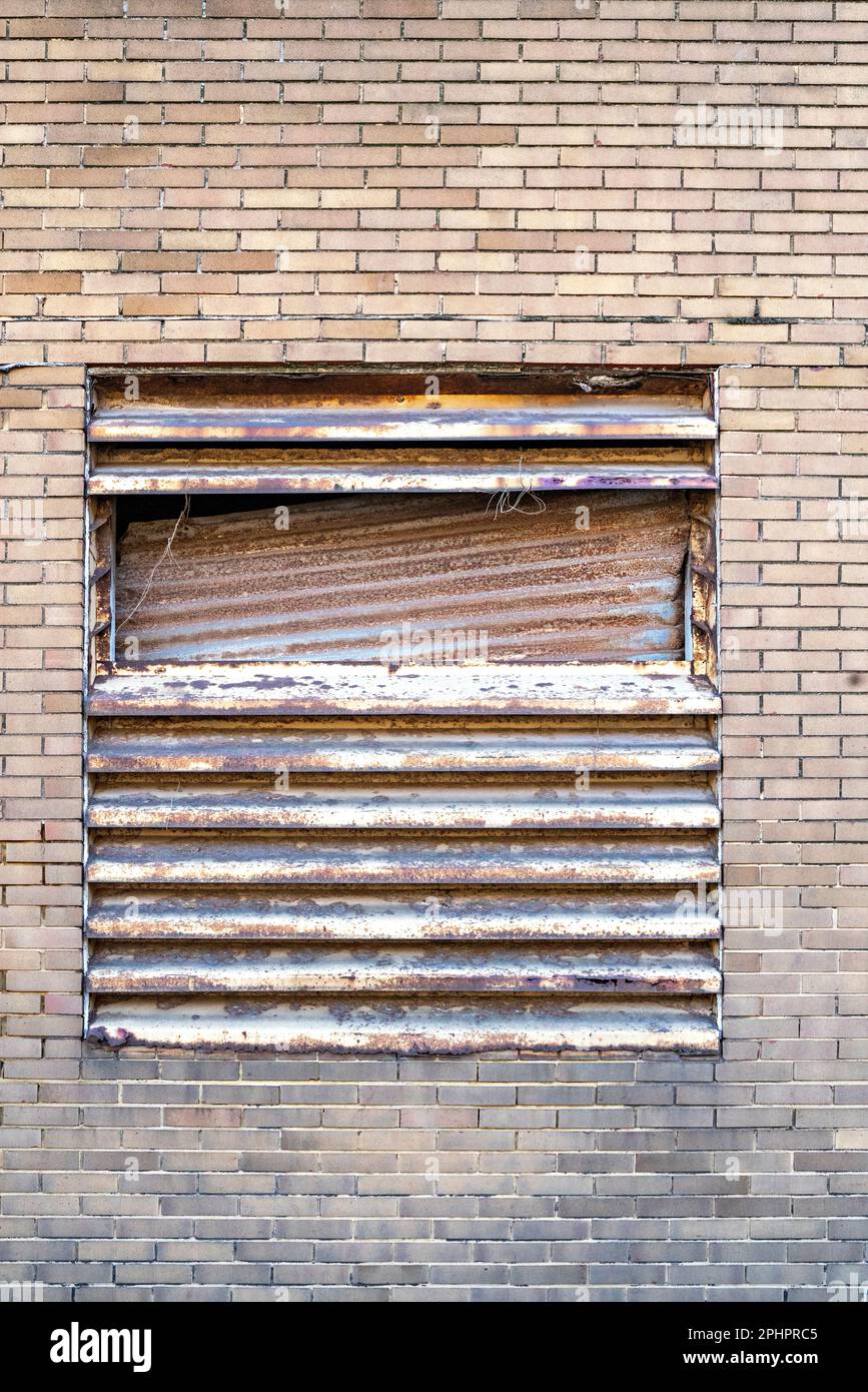 Le vecchie persiane del Louvre alla finestra dell'edificio commerciale Foto Stock