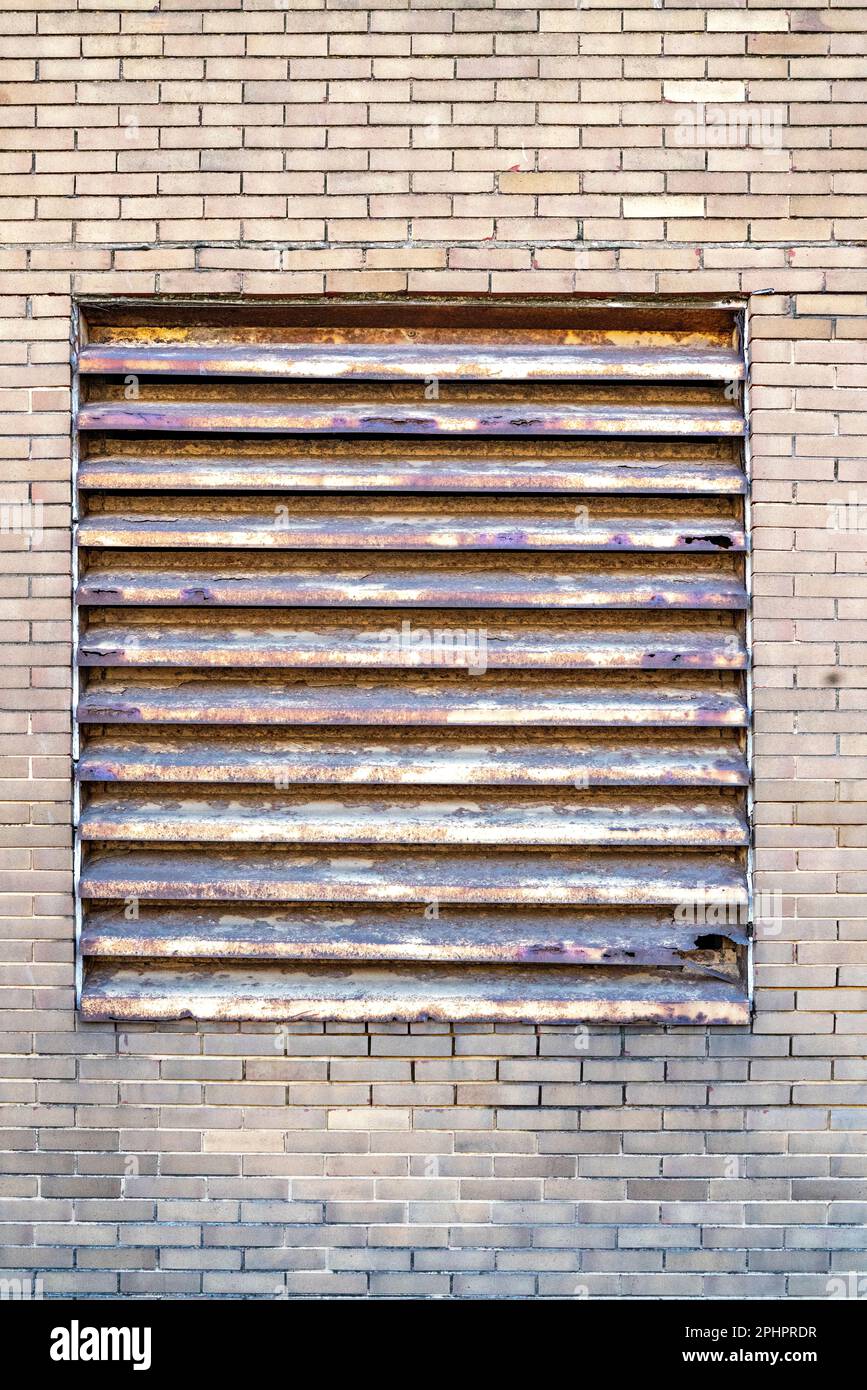 Le vecchie persiane del Louvre alla finestra dell'edificio commerciale Foto Stock