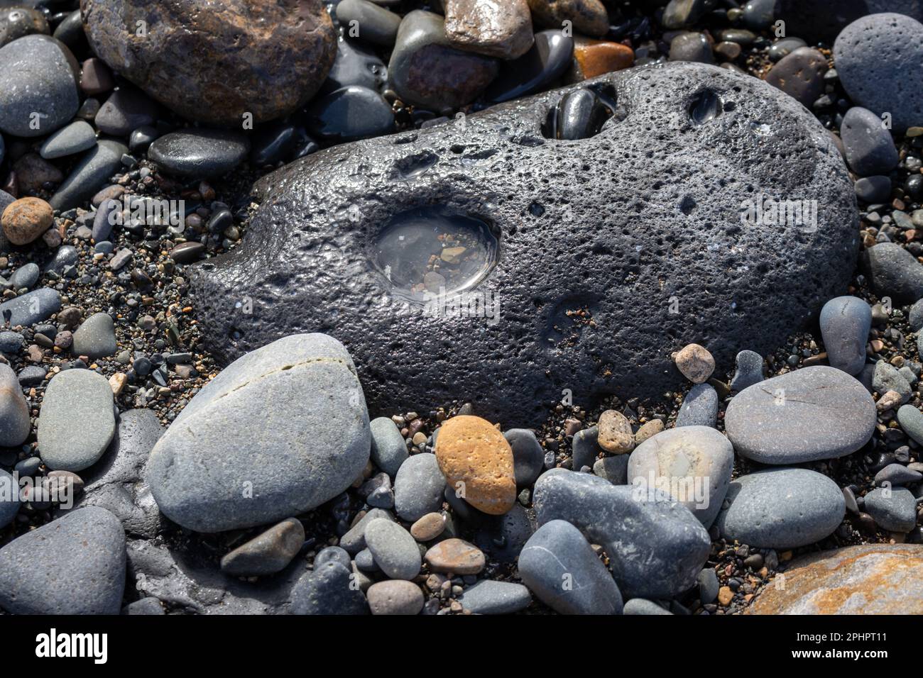 Nero come colore di base e più spesso, in combinazione con altri toni o colori. Piccolo lago in un buco di nero. Pena Horadada, Ajuy, Fuertventur Foto Stock