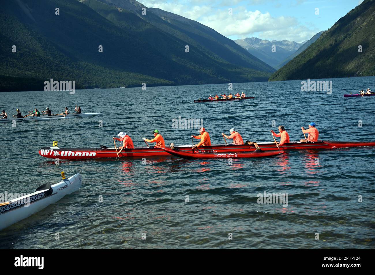 I partecipanti al Maitahi Outrigger Canoe Club che si tiene ogni anno a partecipare alla loro regata annuale sul lago Rotoita, St Arnaud, nei laghi Nelson. Foto Stock