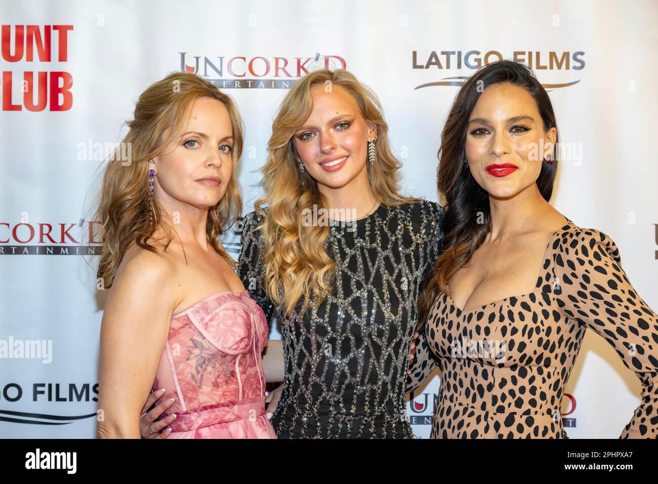 Attrice Mena Suvari, attrice Jessica Belkin, attrice Maya Stojan partecipa alla prima mondiale del Latigo Films 'Hunt Club' al TCL Chinese Theater, Los Angeles, CA il 28 marzo 2023 Foto Stock