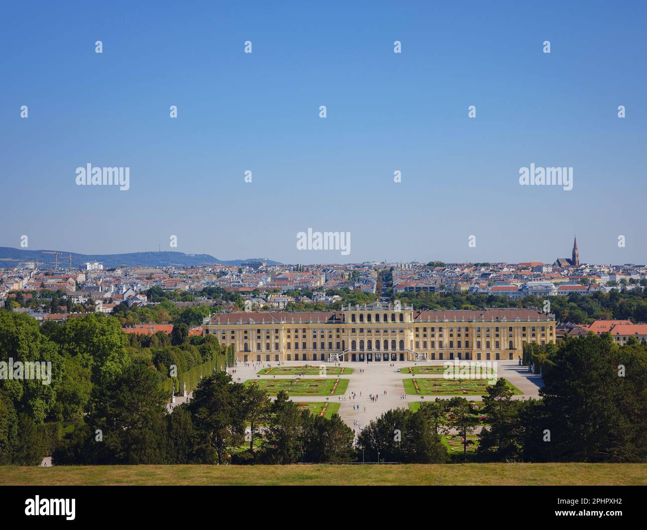 Schoenbrunn è la principale residenza estiva degli imperatori austriaci della dinastia asburgica, uno dei più grandi edifici del barocco austriaco. Foto Stock