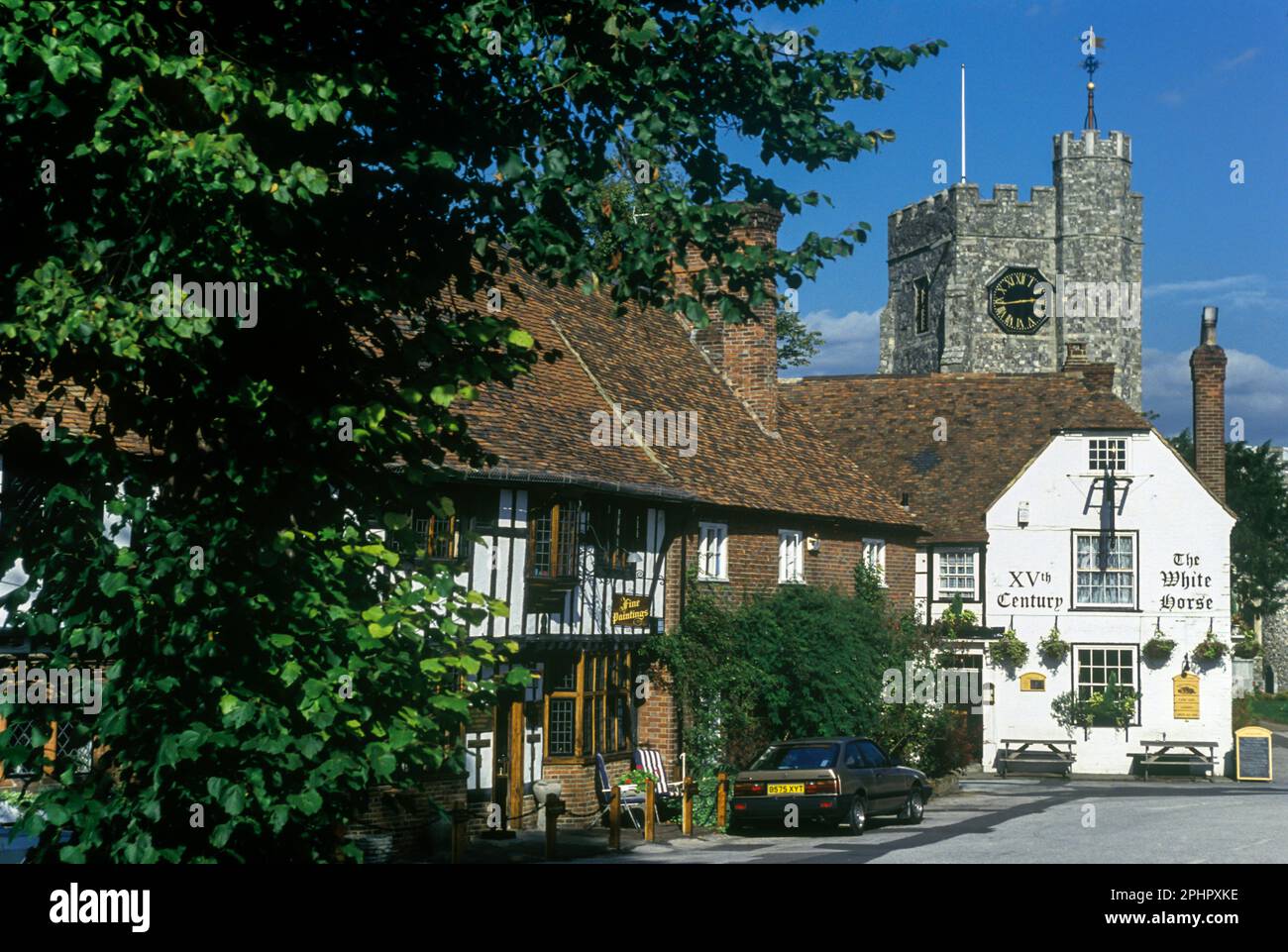 1991 CASE STORICHE E CAVALLI BIANCHI STORICA CASA PUBBLICA CHILHAM SQUARE CHILHAM VILLAGGIO KENT INGHILTERRA REGNO UNITO Foto Stock