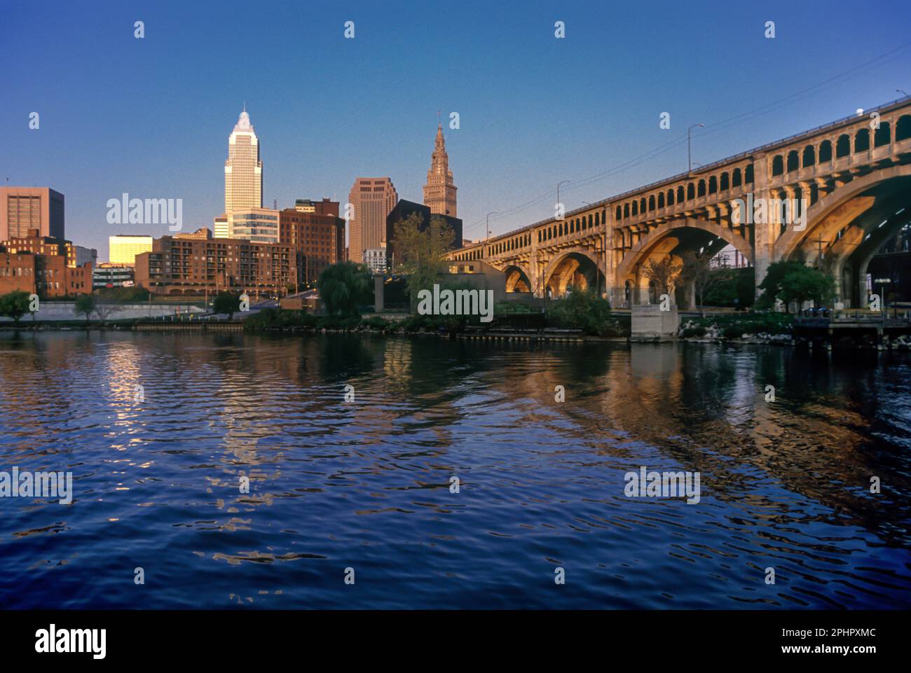 1991 STORICO FIUME CUYAHOGA CENTRO DI CLEVELAND OHIO STATI UNITI Foto Stock