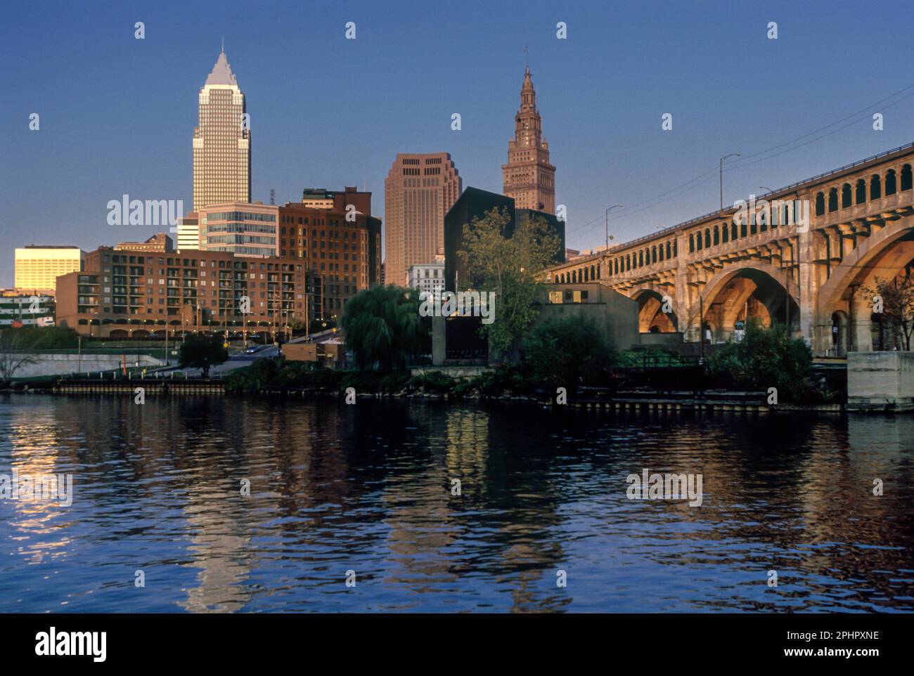 1991 STORICO FIUME CUYAHOGA CENTRO DI CLEVELAND OHIO STATI UNITI Foto Stock