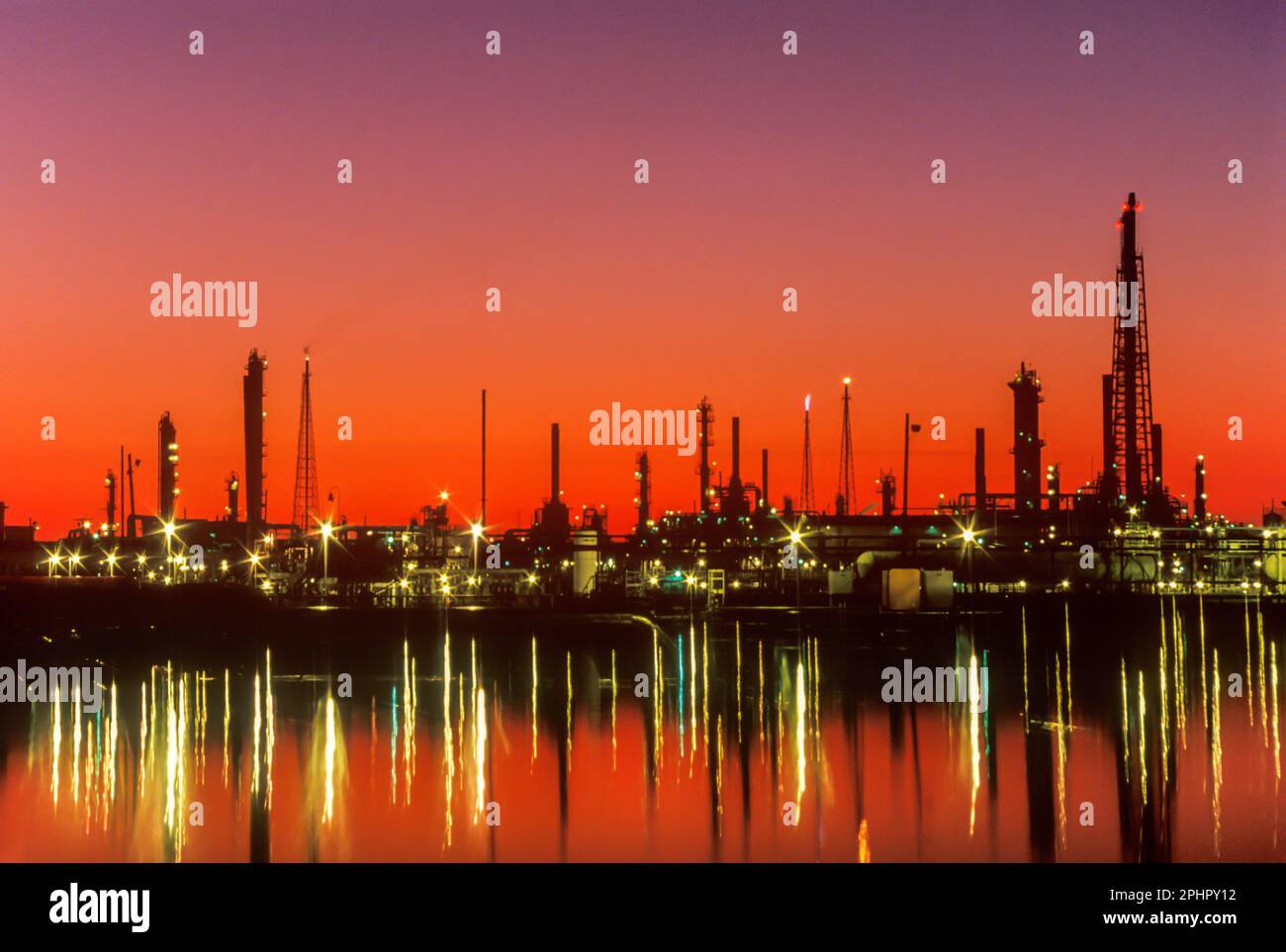 Torri di cracking E SERBATOI DI STOCCAGGIO raffineria di petrolio Foto Stock