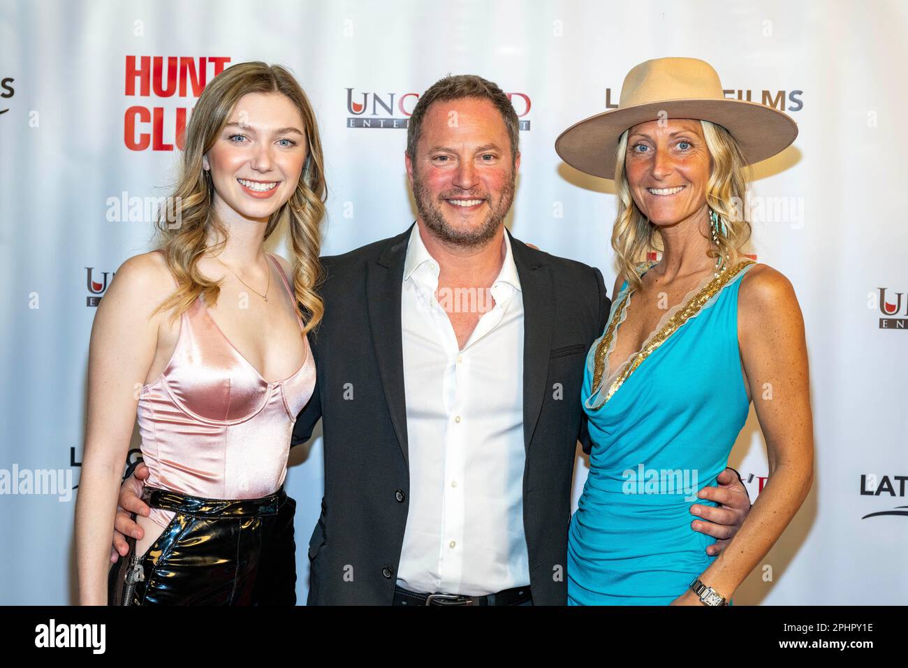 L'attrice Isabella Blake-Thomas, produttore David Lipper, regista Elizabeth Blake-Thomas, partecipa alla prima mondiale del Latigo Films 'Hunt Club' al TCL Chinese Theater di Los Angeles, CA il 28 marzo 2023 Foto Stock