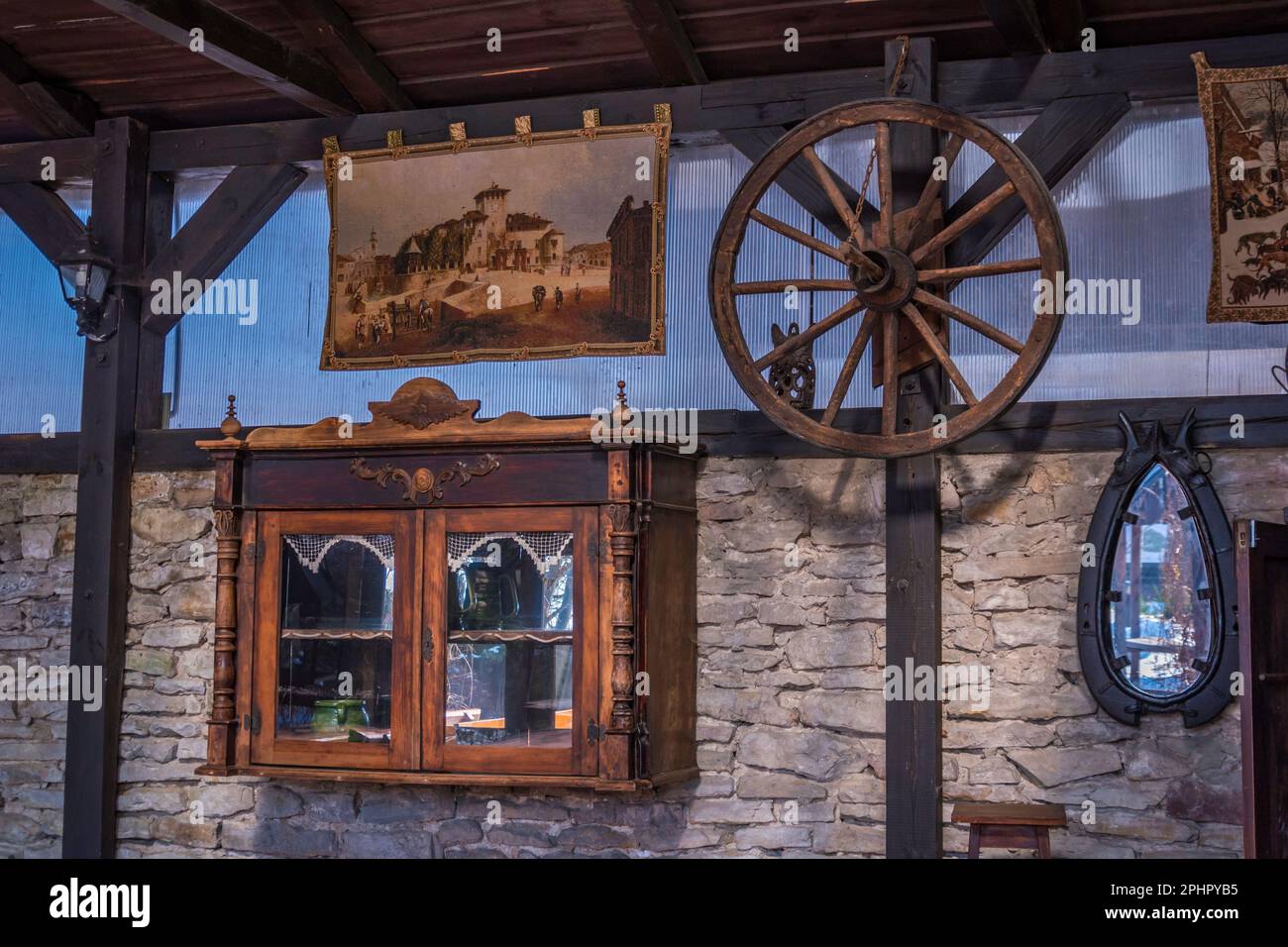 Finestra vecchia casa con ruota Foto Stock