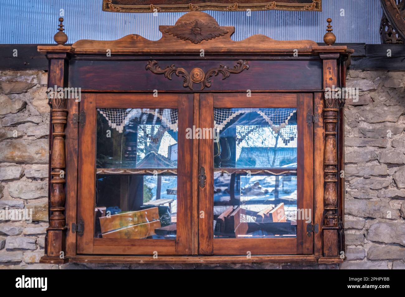 Tradizionale finestra con struttura in legno. Foto Stock