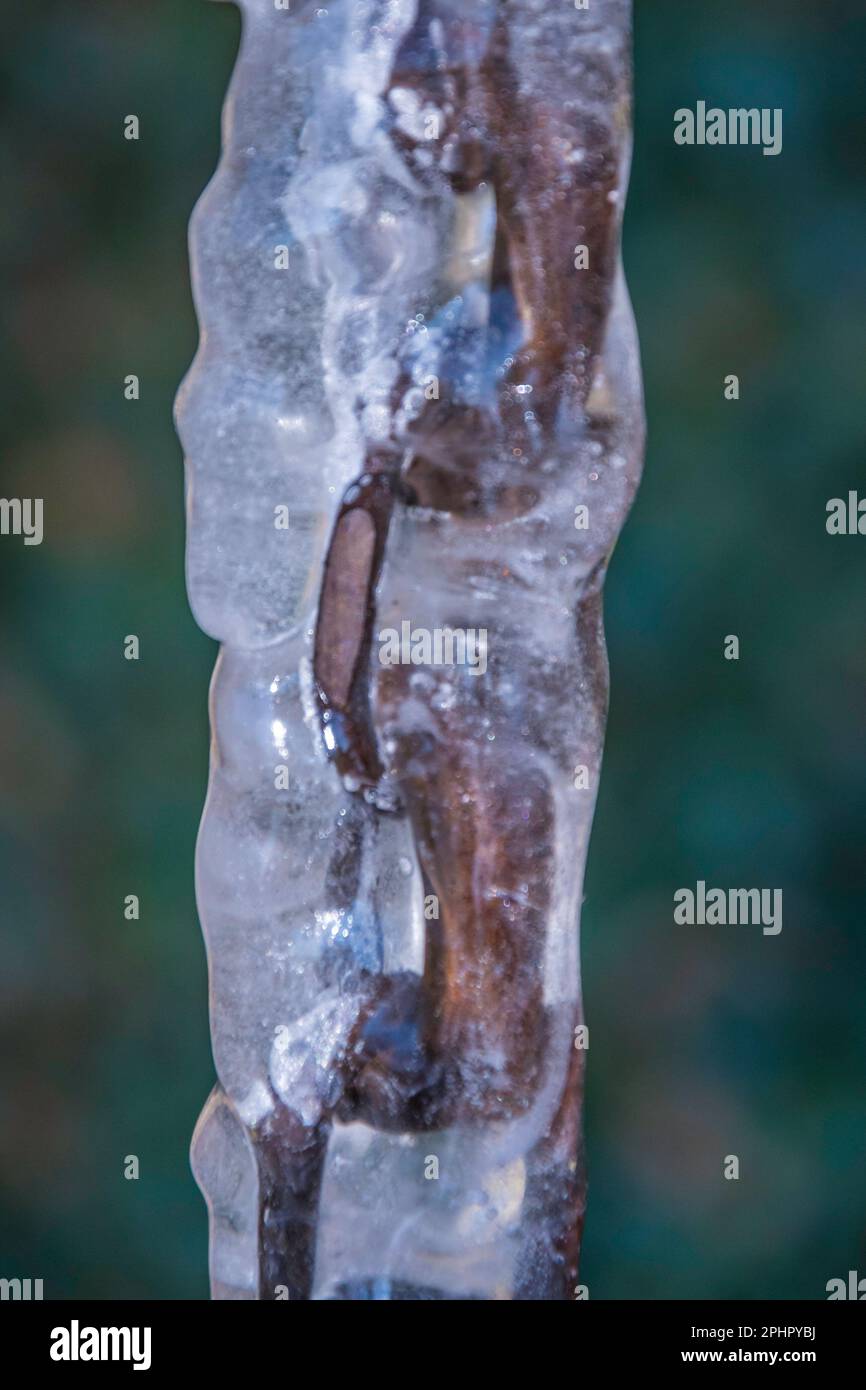 Catena metallica coperta di ghiaccio in inverno Foto Stock