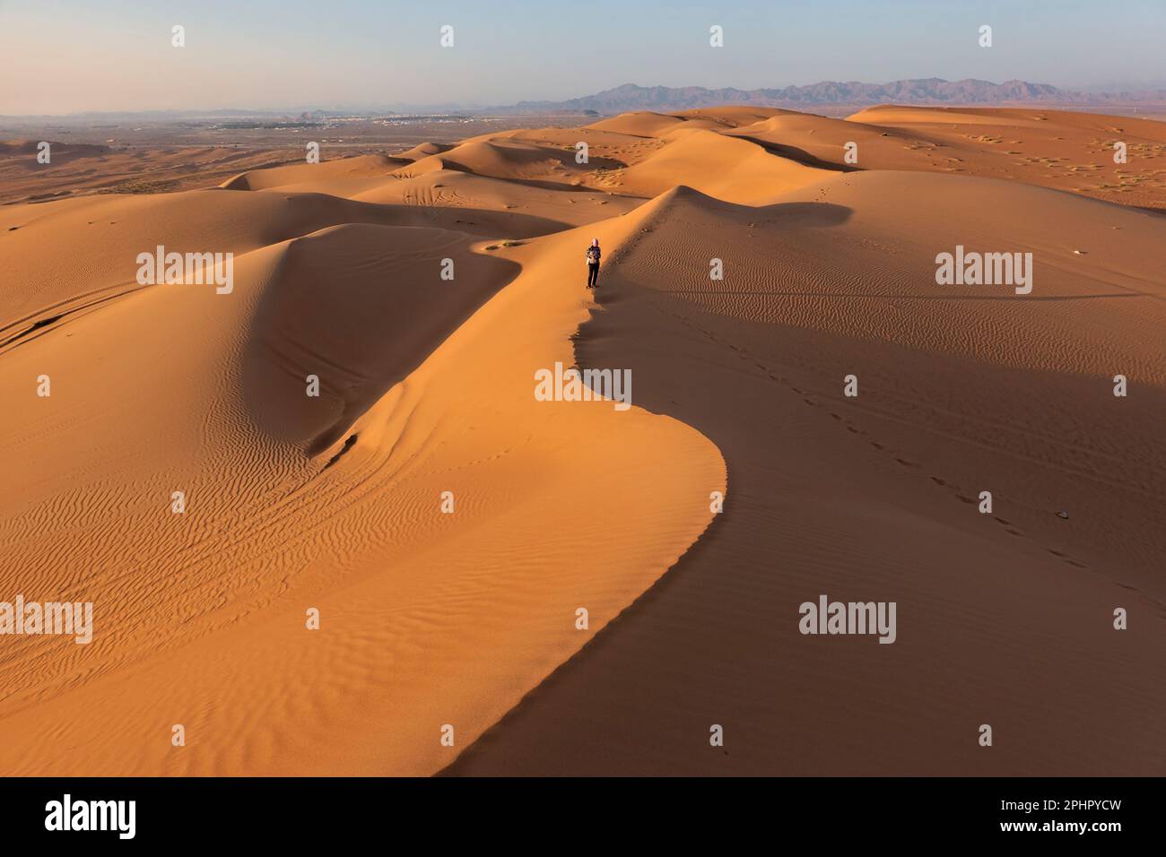 Camminando attraverso le dune di Wahiba Sands, Ash Sharqiyah, Oman Foto Stock