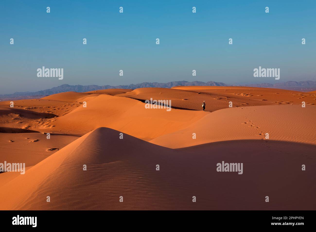 Camminando attraverso le dune di Wahiba Sands, Ash Sharqiyah, Oman Foto Stock
